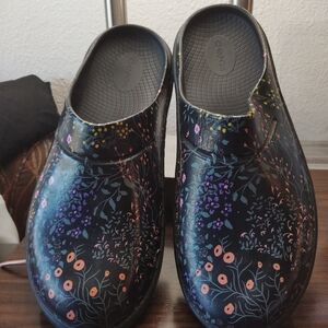 OOFOS Floral Patterned Clogs Size 11